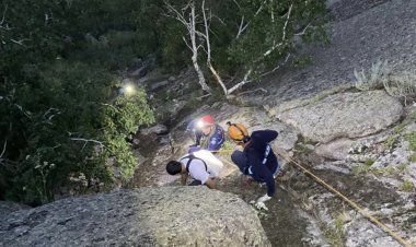 Пара в Баянауле не смогла спуститься с гор без спасателей