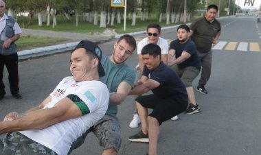 Жители Аксу мерялись силой в честь Дня родного города