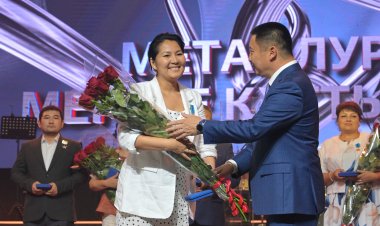 Аким Павлодарской области поздравил металлургов региона