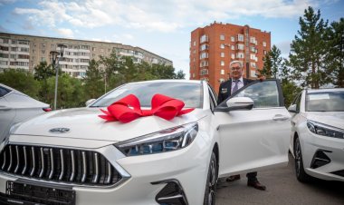 Лучшим металлургам Павлодара подарили квартиры и машины