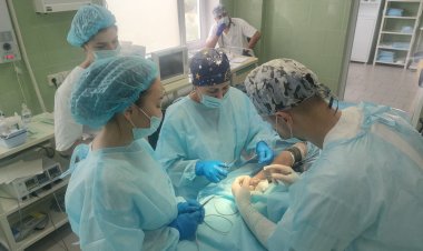 Павлодарлық дәрігерлер екі жасар қыздың бітісіп кеткен башпайларын ажыратты