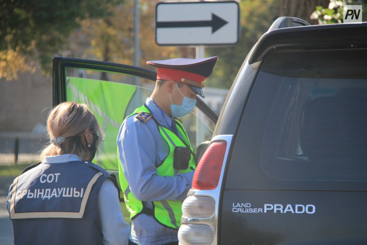 Телефонмен сөйлескен: Павлодарда такси жүргізушісі жазаланды