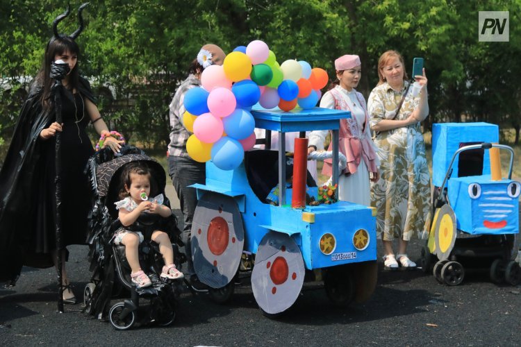 В Экибастузе прошел парад детских колясок