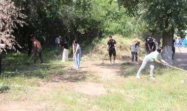 «Таза Қазақстан»: Павлодарлық жастар қарттар үйі аумағын қоқыстан тазартты