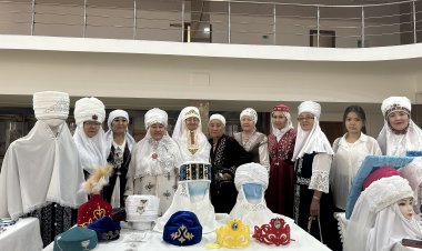 65 жылдық жаулық: Павлодарда орта ғасырда киген бас киімдердің дефилесі өтті