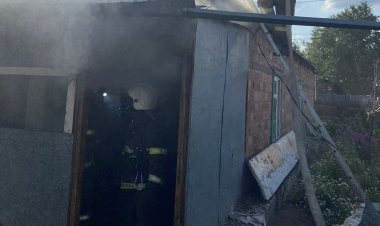 Екібастұзда өрт сөндірушілер жанып жатқан үйден газ баллонды шығарды