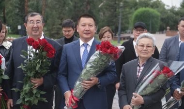 Павлодарда Абай ескерткішіне гүлдер қойылды