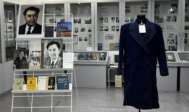 Ақсу мұражайына Қаныш Сәтбаевтың  пальтосы табысталды