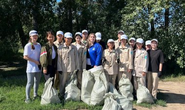 Волонтёры очистили берег Иртыша под музыку