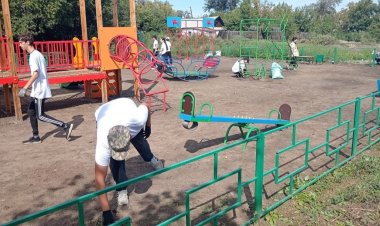 Таза Қазақстан: Жасыл ел жастары Успен ауылында балалар алаңын тазалады