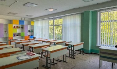 Павлодарда депутаттар екі мектептегі жөндеу жұмыстарын барлап шықты