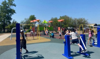 Поселку Атамекен подарили детскую площадку