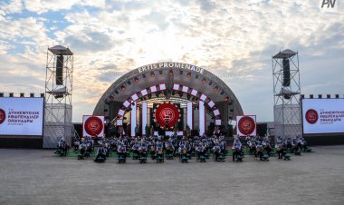 В Павлодаре в честь праздника сыграли рекордное количество домбристов