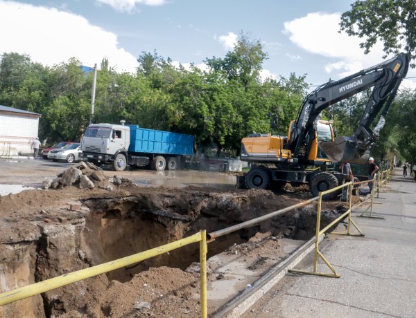 Ақсуда ескі кәріз желісі жаңартылып, жылу құбырлары ауыстырылуда