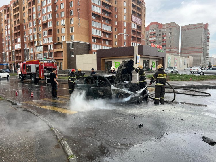 Павлодарские огнеборцы потушили горящий автомобиль