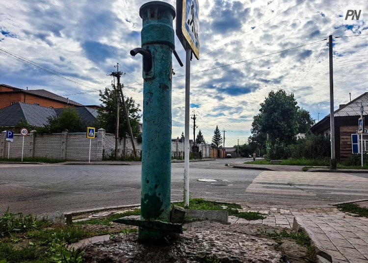 В пригороде Павлодара партийцы проверили проблемный водопровод