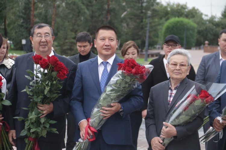 Павлодарда Абай ескерткішіне гүлдер қойылды