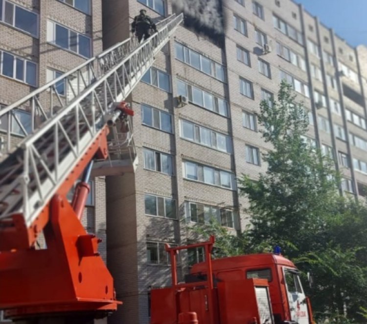 При пожаре в павлодарской многоэтажке спасли женщину с ребенком