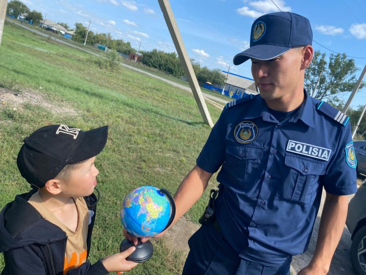 Полицейские Иртышского района нашли заблудившегося ребенка