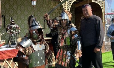 Павлодарлық шебер қонақтарды шаманның киімімен таң қалдырды