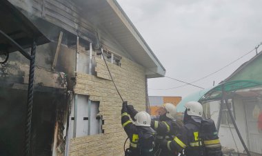 Пожарные Аксу предотвратили взрыв в горящем доме