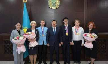 Асайын Байханов облыс даңқын шығарған оқушылар мен мұғалімдерге құрметін білдірді