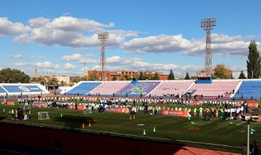 Школьницы Павлодара погоняли мяч на центральном стадионе