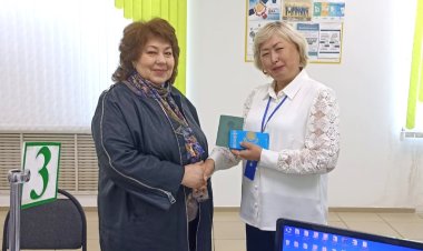 Павлодарда ХҚКО қызметкерлері зейнеткерлерді құттықтап, зейнетақы куәліктерін табыстады