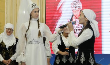 Павлодарда оқушылар мен ата-аналар «Сәукеле кигізу» рәсімін көрсетті
