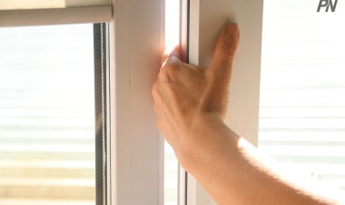 Ақсуда саусақтарын терезеге қысып алған зейнеткер құтқарушыларға жүгінді