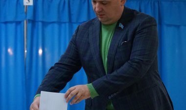 «Тыс қалмау керек»: Павлодарда мәслихат төрағасы референдумға қос қызын ертіп келді