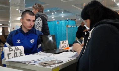 Футболисты «Иртыша» сыграли перед избирательным участком