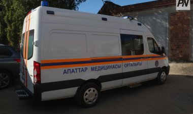 Павлодарда КАМАЗ кабинасында қысылып қалған жүргізушіні құтқарды