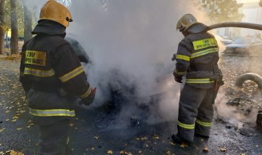 Павлодарда көлік пен скутер жанды