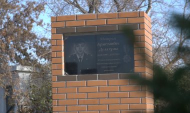 Героическое имя нанесли на здание пожарного поста Аксу