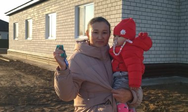 Многодетная щербактинская семья получила ключи от нового дома