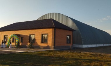 В Шарбакты предприниматель подарил детям хоккейный корт