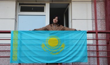 Павлодарлық студенттер Республика күні қарсаңында Мемлекеттік Туды көтерді