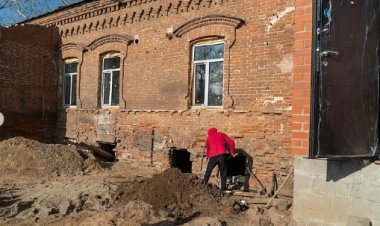 В Павлодаре при реставрации здания вуза нашли интересные артефакты