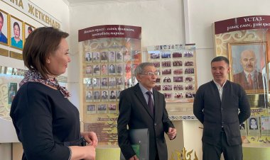 Школьники Аккулы встретились с писателем