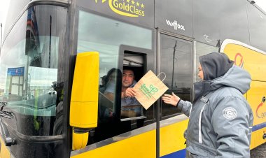 «Таза Қазақстан»: Павлодар жолшылары автожолдарда жүргізушілерге экопакеттер таратты