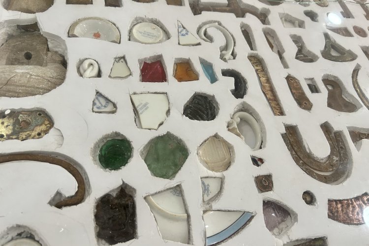 Киім киген әйелдермен жалаңаш ерлердің суреттері