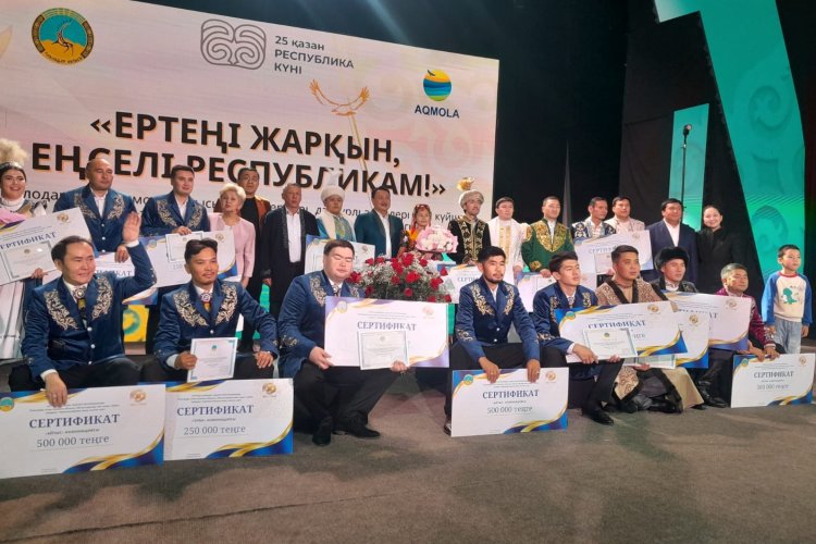 Аққұбаның үлкен қатты сиськи