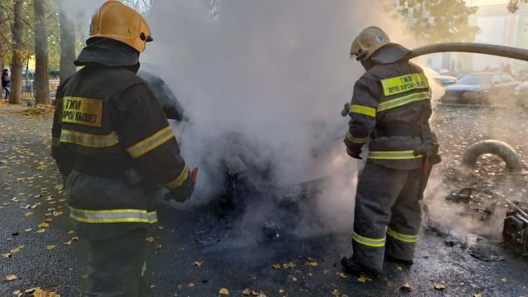 В Павлодаре загорелись автомобиль и скутер