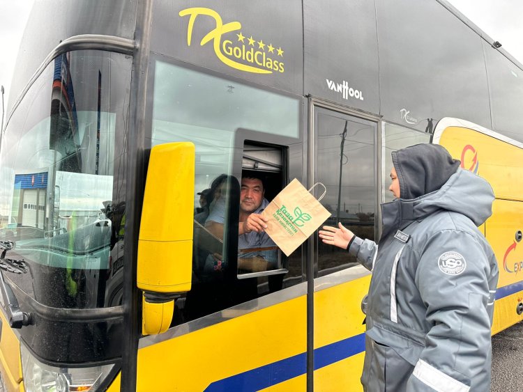 «Таза Қазақстан»: Павлодар жолшылары автожолдарда жүргізушілерге экопакеттер таратты