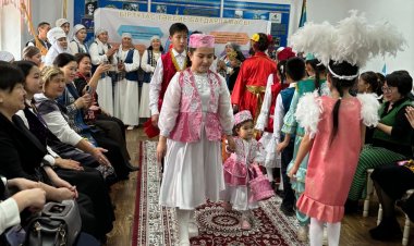 Аққулы ауданында мектеп оқушылары ұлттық киім киіп, дефиле жасады