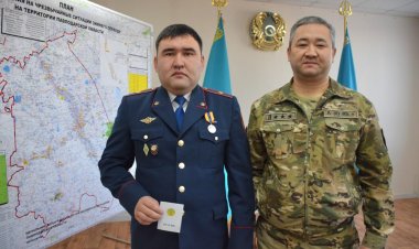 Ақтоғайда суға батқан жасөспірімдерді құтқарған офицер марапатталды