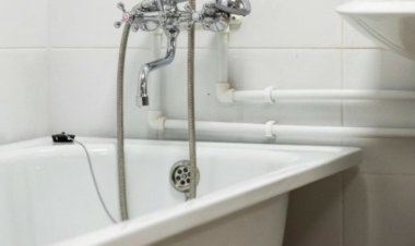 В Аксу спасатели через балкон вошли к пенсионерке