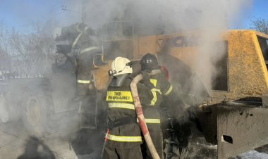 Екібастұзда жол шетінде тұрған тиегіш өртенді