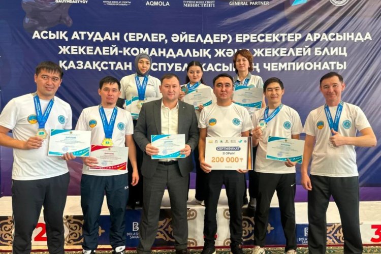 Жігіттер жыныстық қатынасқа түседі (порно видео) Уретрадағы өкшесі бейне